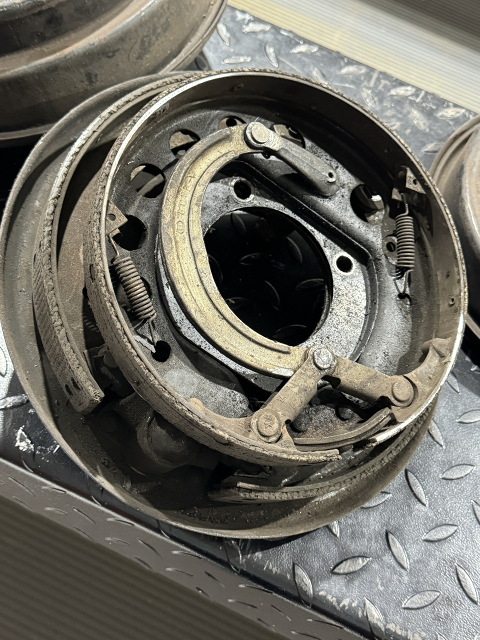 Rear brake shoes with parking brake