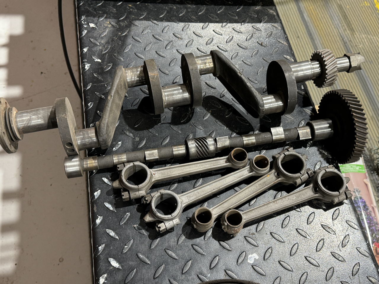 Crankshaft, camshaft, connecting rods