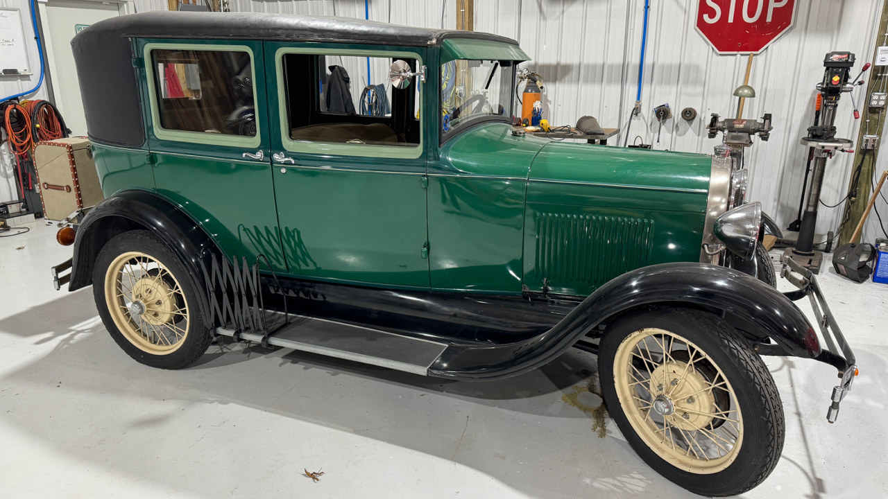 Passanger side with removable, expanding storage gate